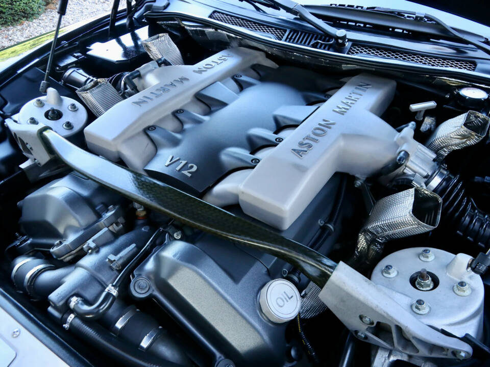 Immagine 4/50 di Aston Martin V12 Vanquish (2002)