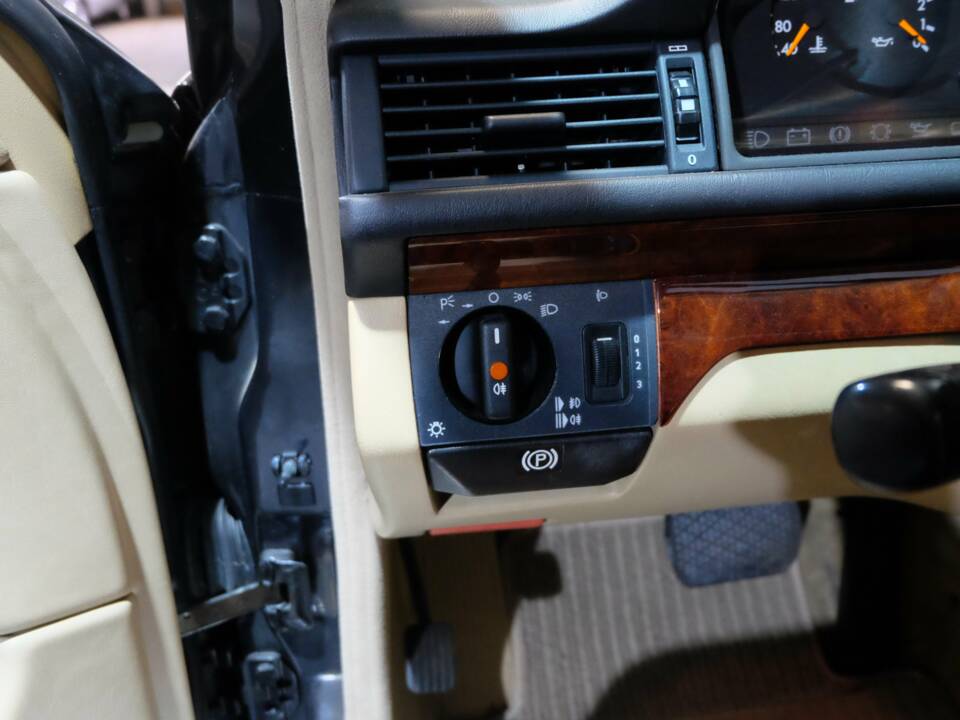 Image 7/32 de Mercedes-Benz 400 E (1991)