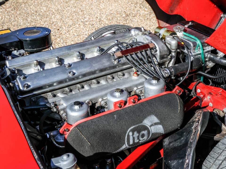 Image 5/41 de Jaguar E-Type (1968)