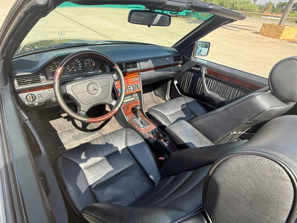 Image 4/30 of Mercedes-Benz E 200 "Final Edition" (1997)