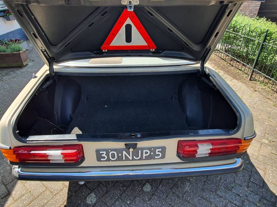 Image 11/12 of Mercedes-Benz 200 (1982)