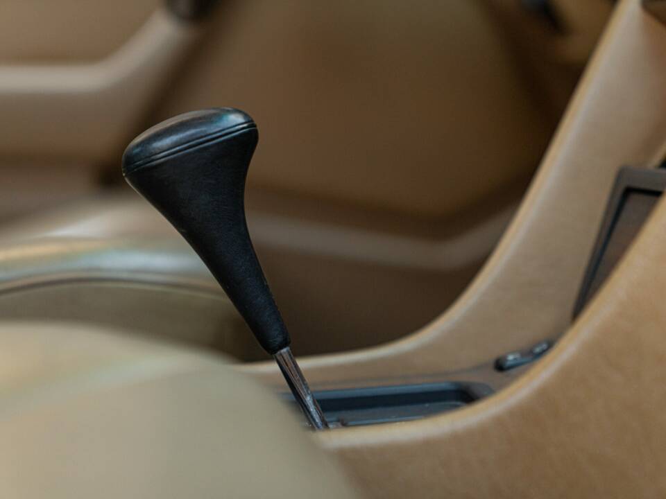 Image 31/46 de Mercedes-Benz 300 CE (1988)