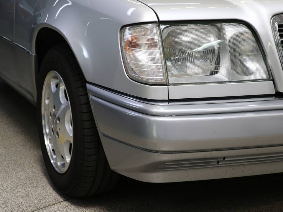 Immagine 9/43 di Mercedes-Benz E 200 (1994)