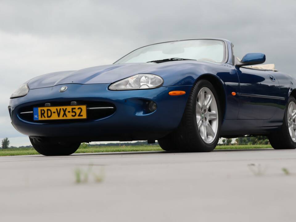 Image 38/50 de Jaguar XK8 4.0 (1997)