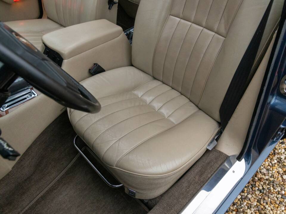 Image 39/50 of Jaguar XJ 12 (1987)