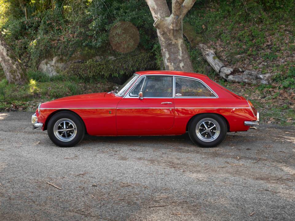 Image 18/77 of MG MGB GT (1972)