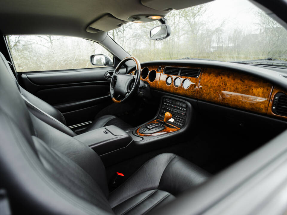 Imagen 28/36 de Jaguar XK8 4.0 (1999)