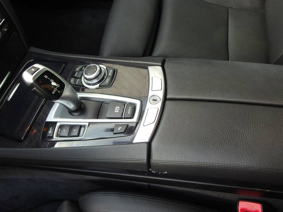 Image 54/95 of BMW 750i (2009)