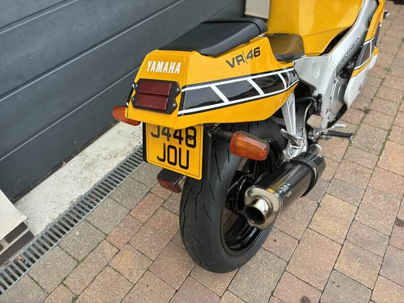 Image 19/21 of Yamaha FZR 400 (1992)
