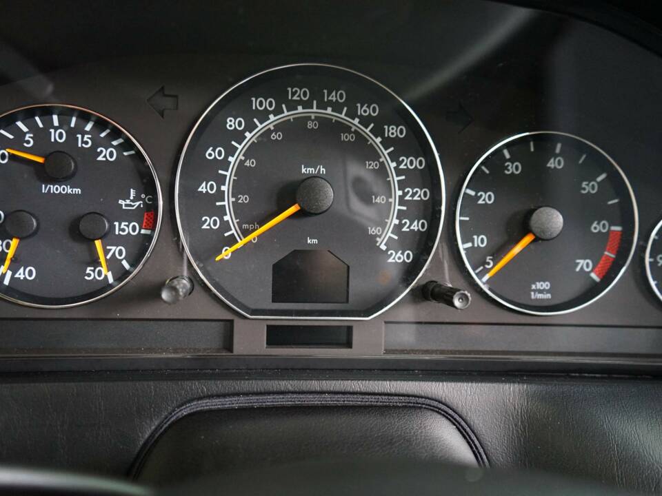 Image 24/33 of Mercedes-Benz SL 500 (2001)