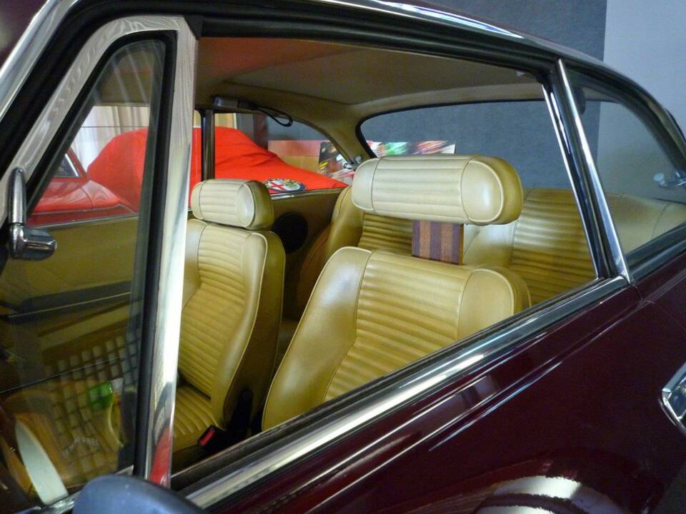 Image 8/12 of Alfa Romeo 2000 GT Veloce (1972)