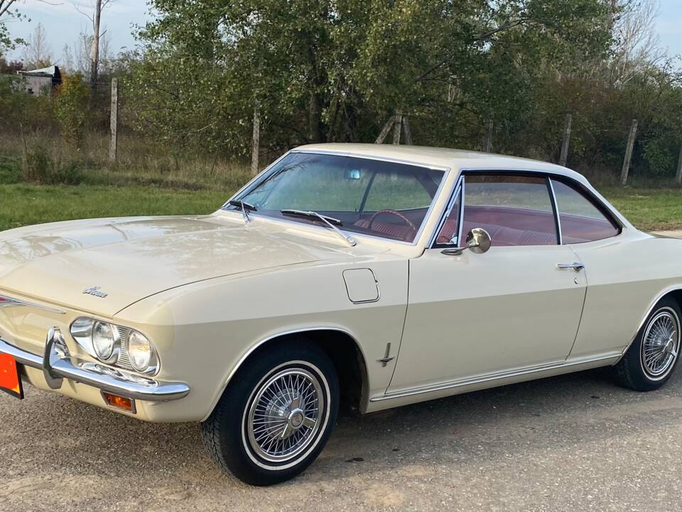 Image 2/13 of Chevrolet Corvair Monza (1965)