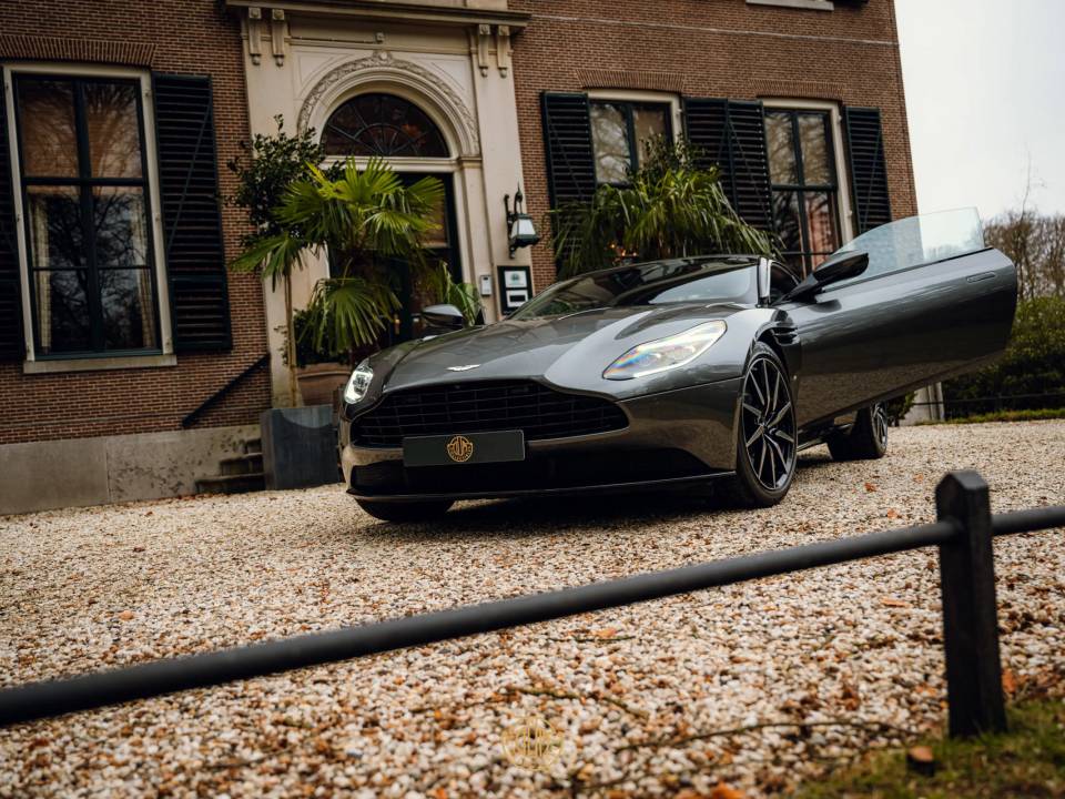 Bild 48/50 von Aston Martin DB 11 V12 (2017)