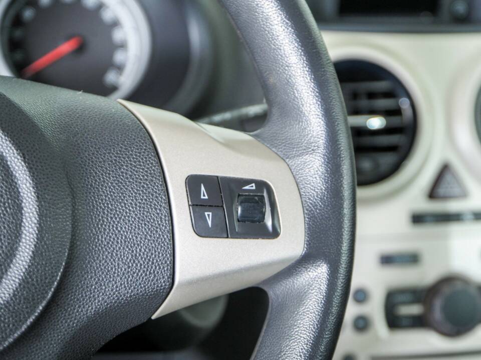 Bild 12/40 von Opel Corsa 1.2 (2008)