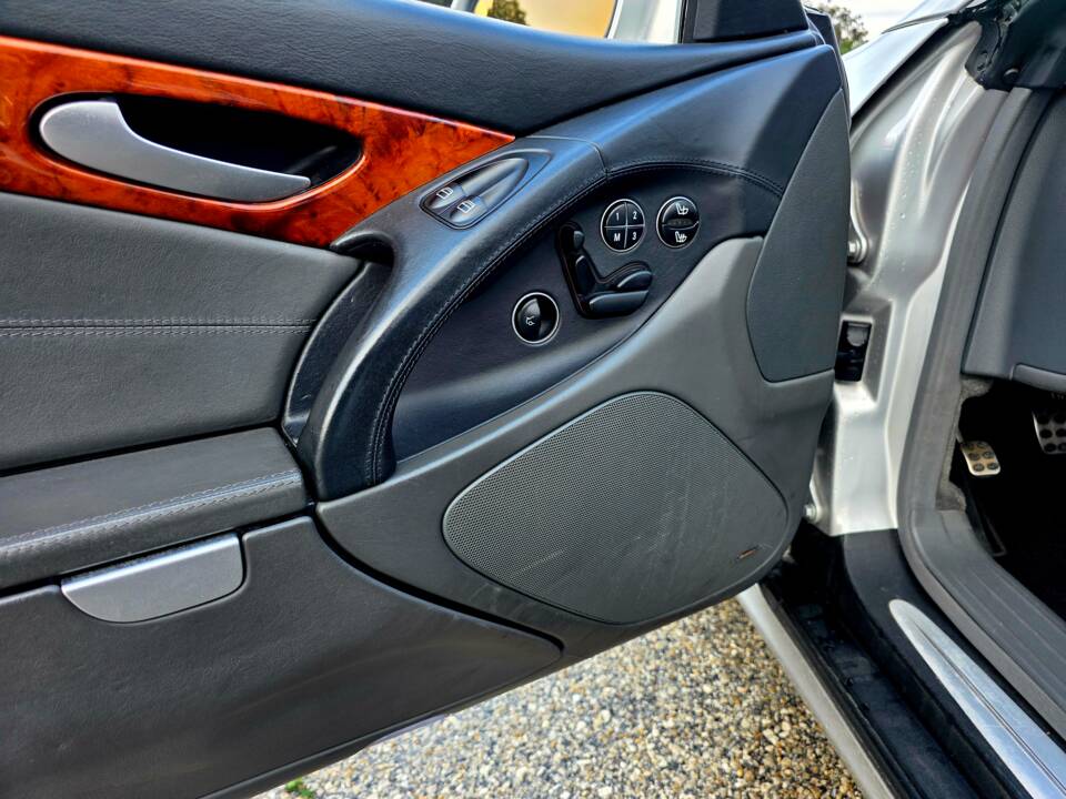 Image 25/39 of Mercedes-Benz SL 500 (2001)
