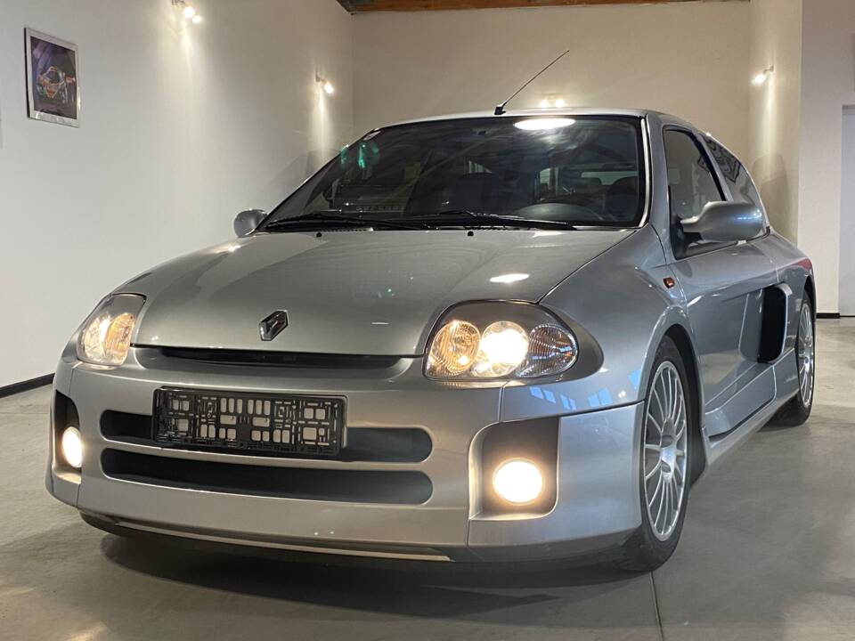 Immagine 10/43 di Renault Clio II V6 (2001)