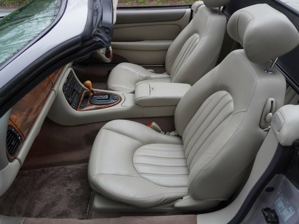 Image 12/19 of Jaguar XK8 4.0 (2001)