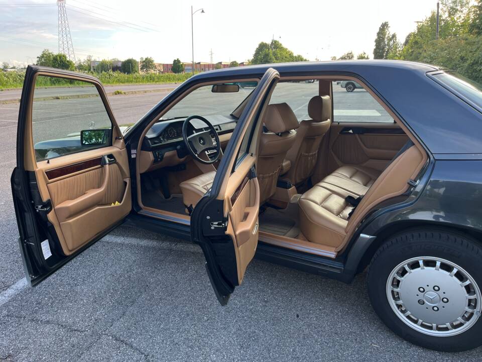 Bild 18/25 von Mercedes-Benz 300 E-24 (1991)