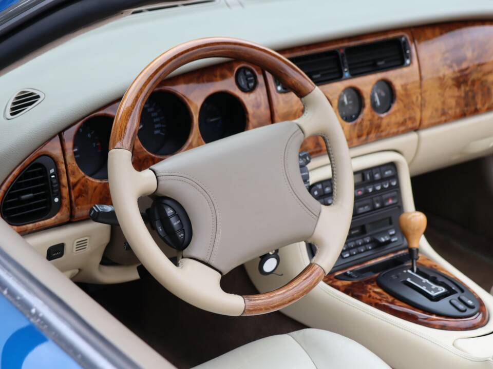 Image 11/50 de Jaguar XK8 4.0 (1997)