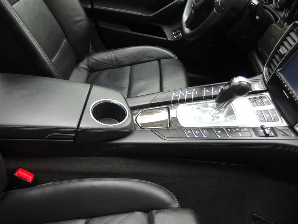 Image 62/99 of Porsche Panamera Turbo (2009)