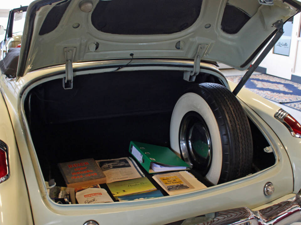 Image 24/27 of Buick Roadmaster (1949)