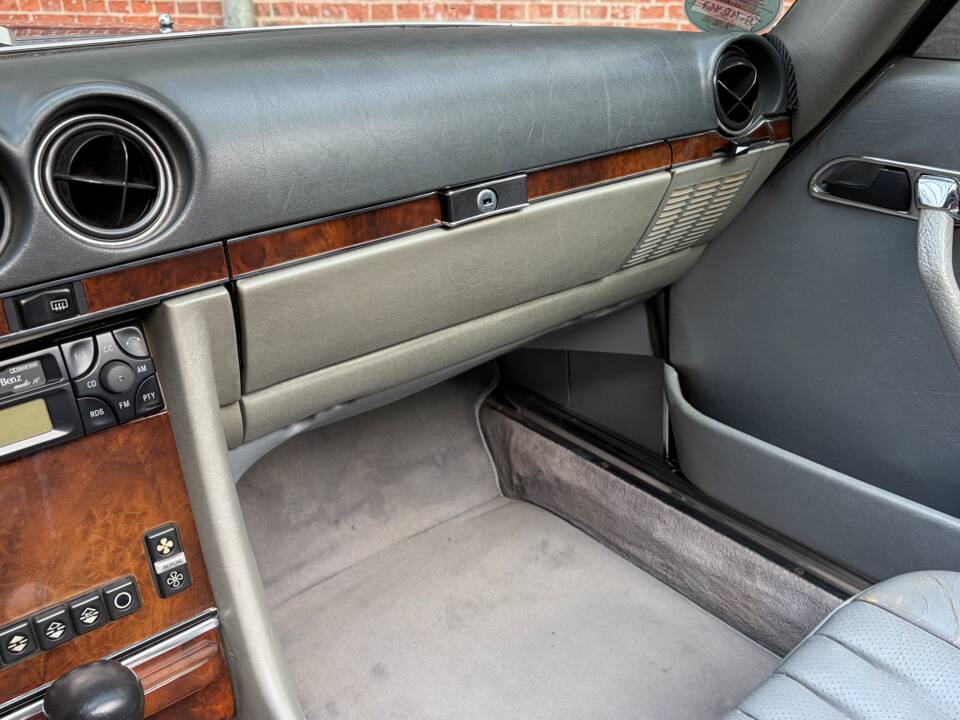 Image 70/88 of Mercedes-Benz 380 SL (1984)