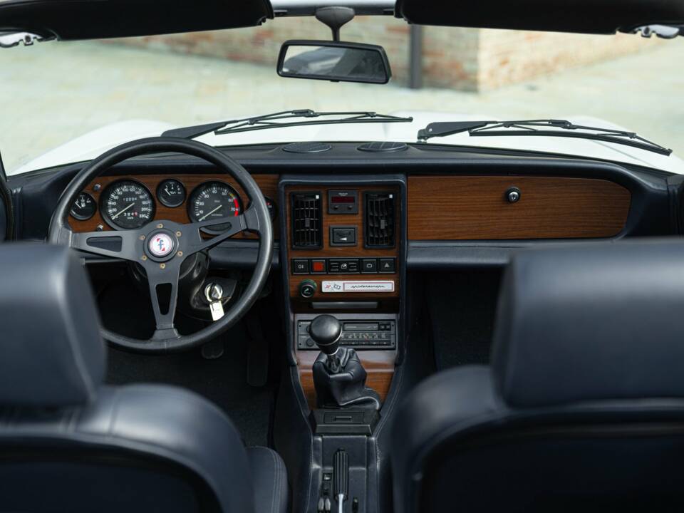 Image 33/50 of FIAT Spider 2000 Pininfarina 50th Anniversary Edition (1981)