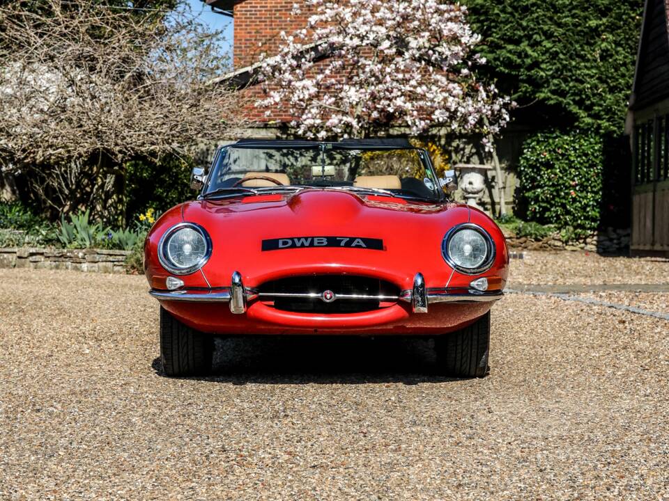 Image 22/41 de Jaguar E-Type (1968)
