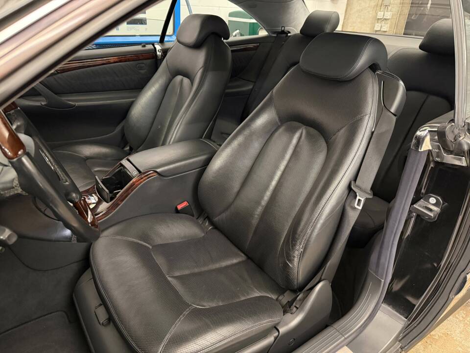 Immagine 7/19 di Mercedes-Benz CL 55 AMG (2001)
