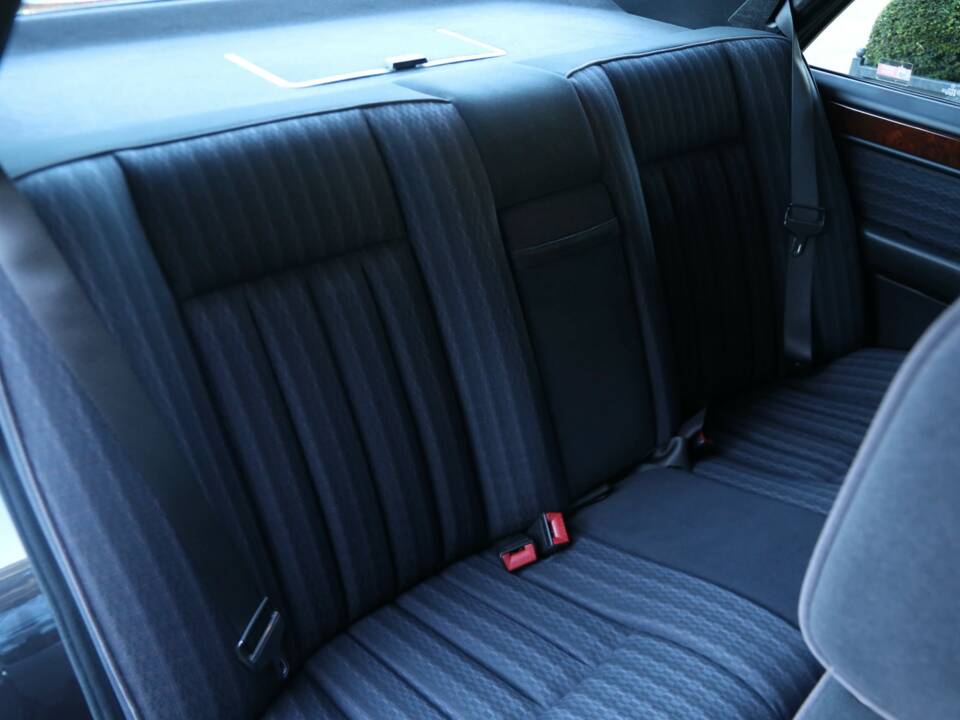 Image 38/50 of Mercedes-Benz 200 E (1992)