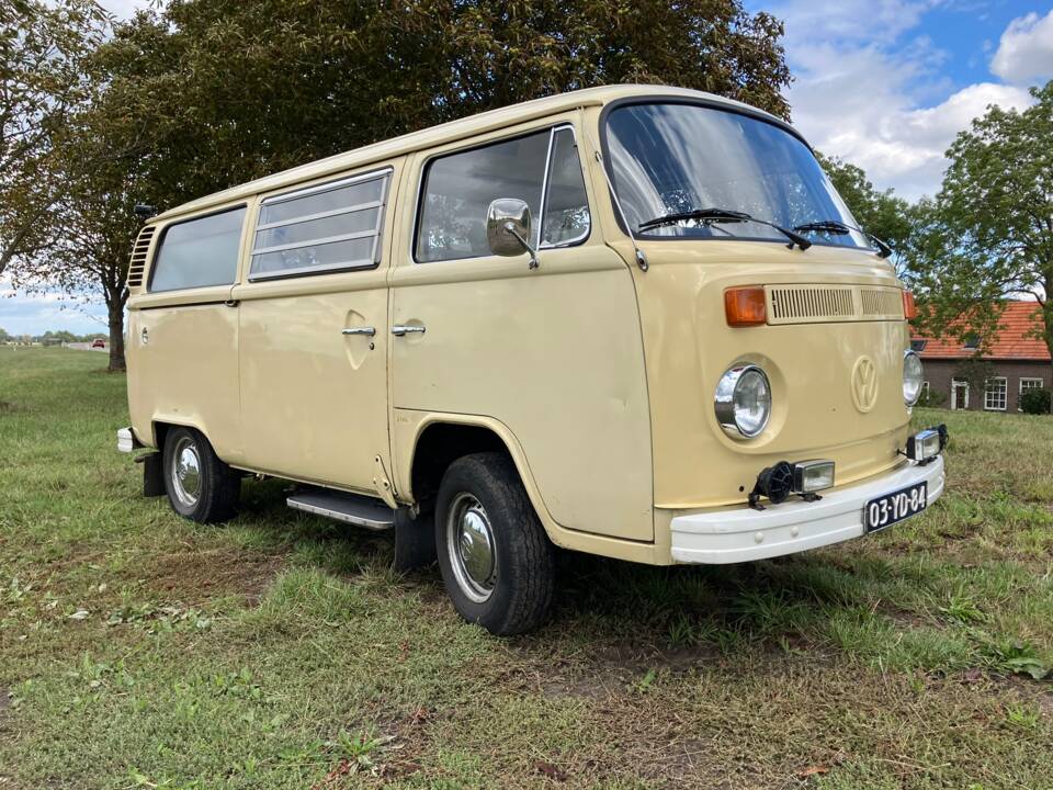 Imagen 3/15 de Volkswagen T2b minibus (1974)
