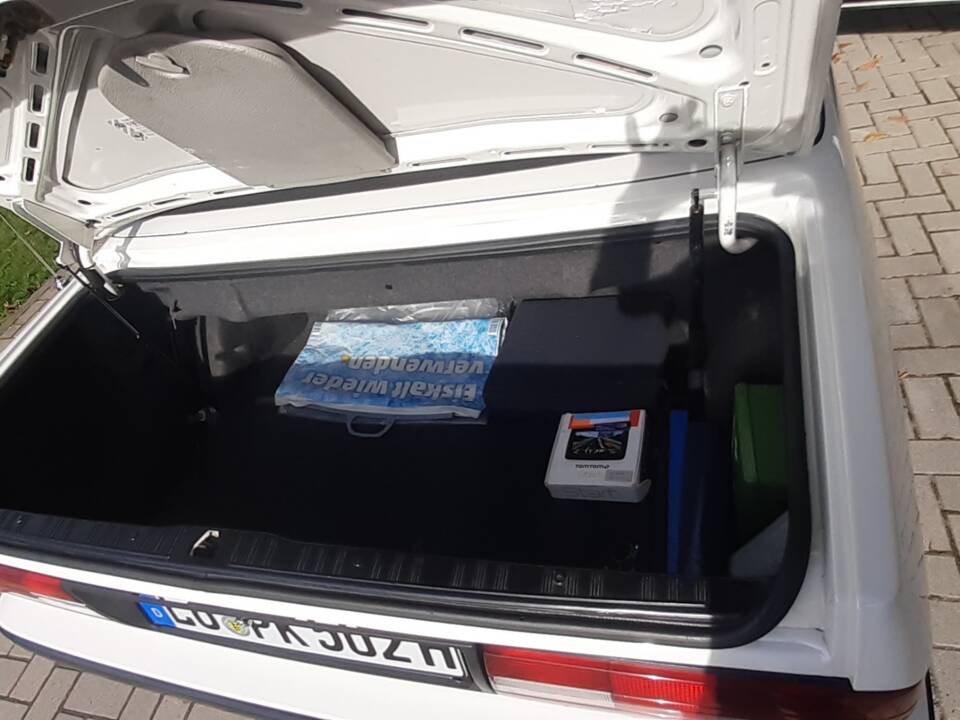 Image 12/55 of BMW 320i (1991)