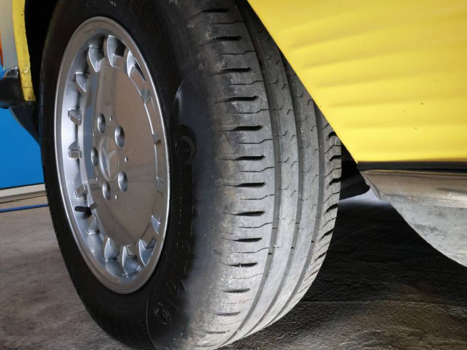 Image 15/50 of Mercedes-Benz 500 SL (1983)