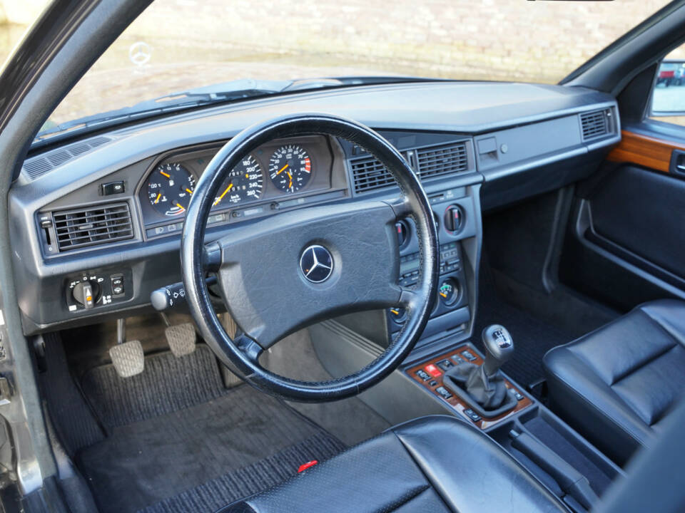 Immagine 3/50 di Mercedes-Benz 190 E 2.5-16 (1991)