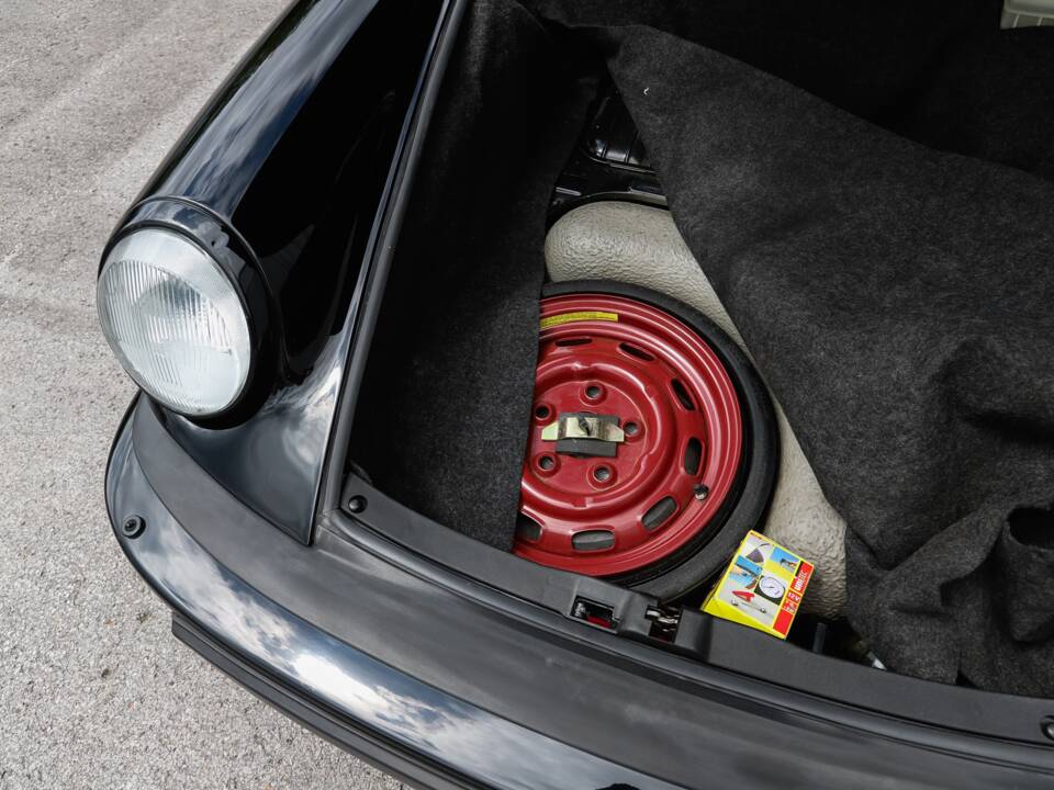 Image 33/108 de Porsche 911 Carrera 3.2 (1989)