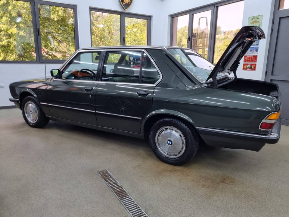 Image 8/11 of BMW 525i (1983)
