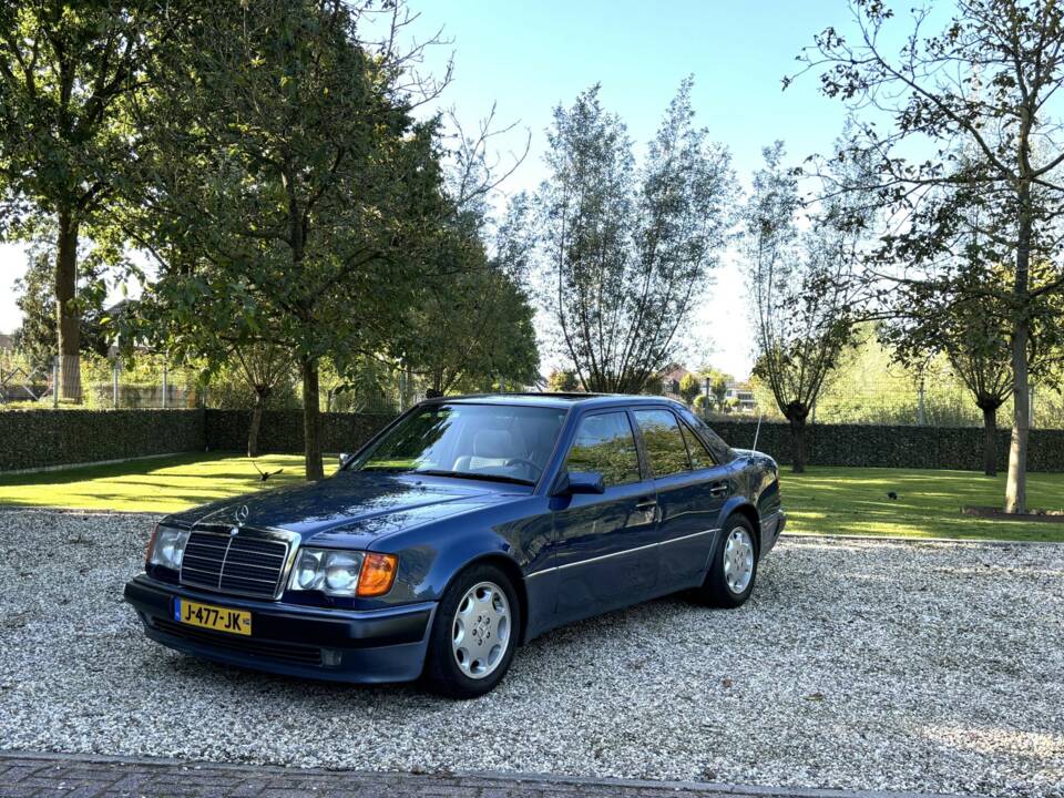 Image 23/24 of Mercedes-Benz 500 E (1993)