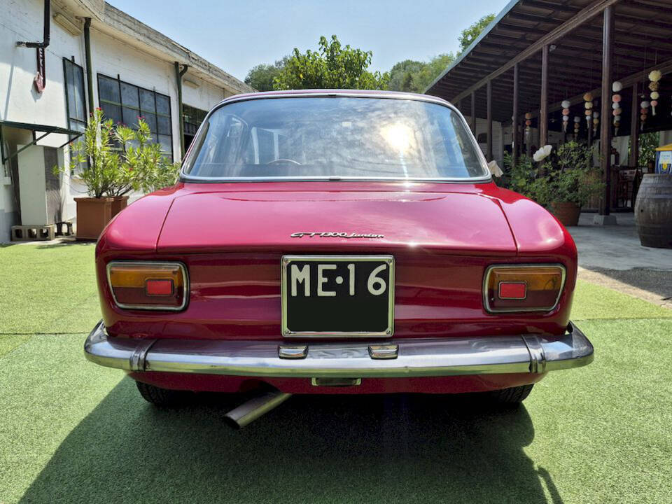 Image 12/50 de Alfa Romeo Giulia GT 1300 Junior (1971)