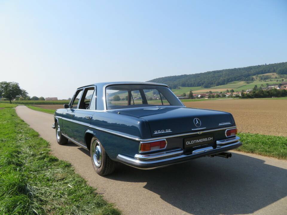 Image 2/17 of Mercedes-Benz 250 SE (1966)
