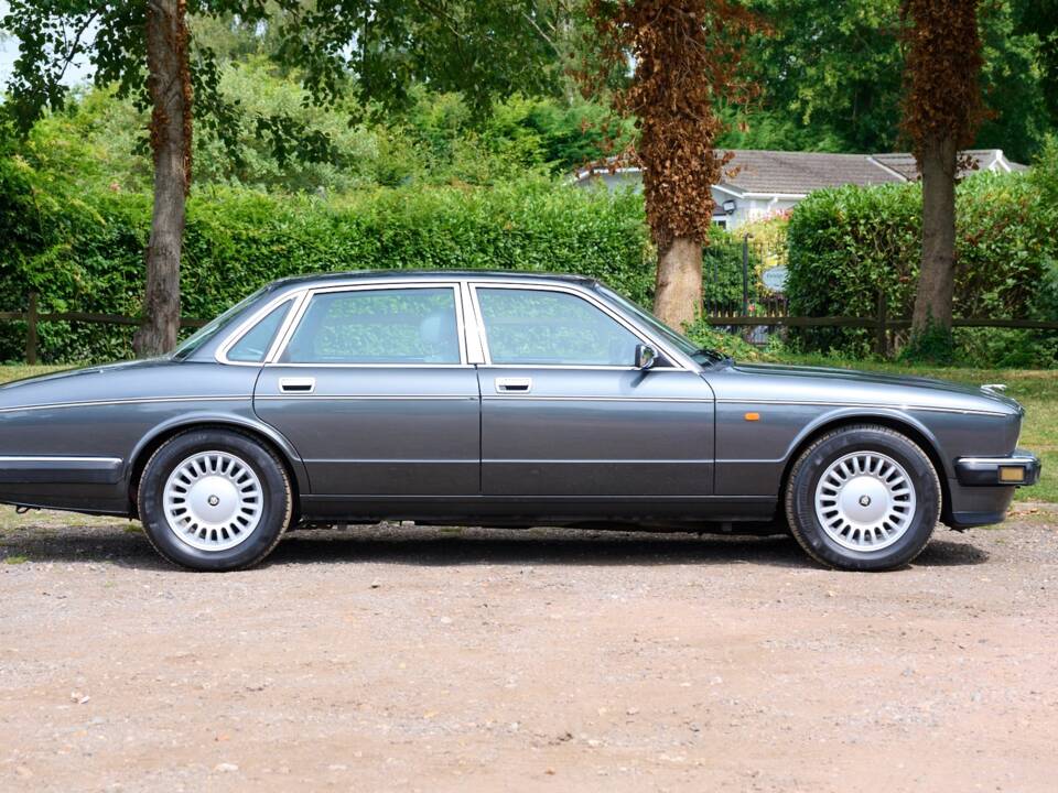 Afbeelding 2/50 van Jaguar XJ12 6.0 (1994)