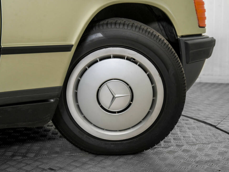 Immagine 44/50 di Mercedes-Benz 190 E (1986)