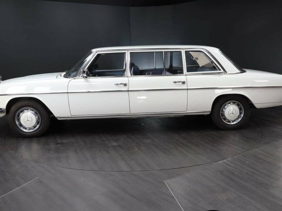 Image 3/30 de Mercedes-Benz 230 lang (1973)