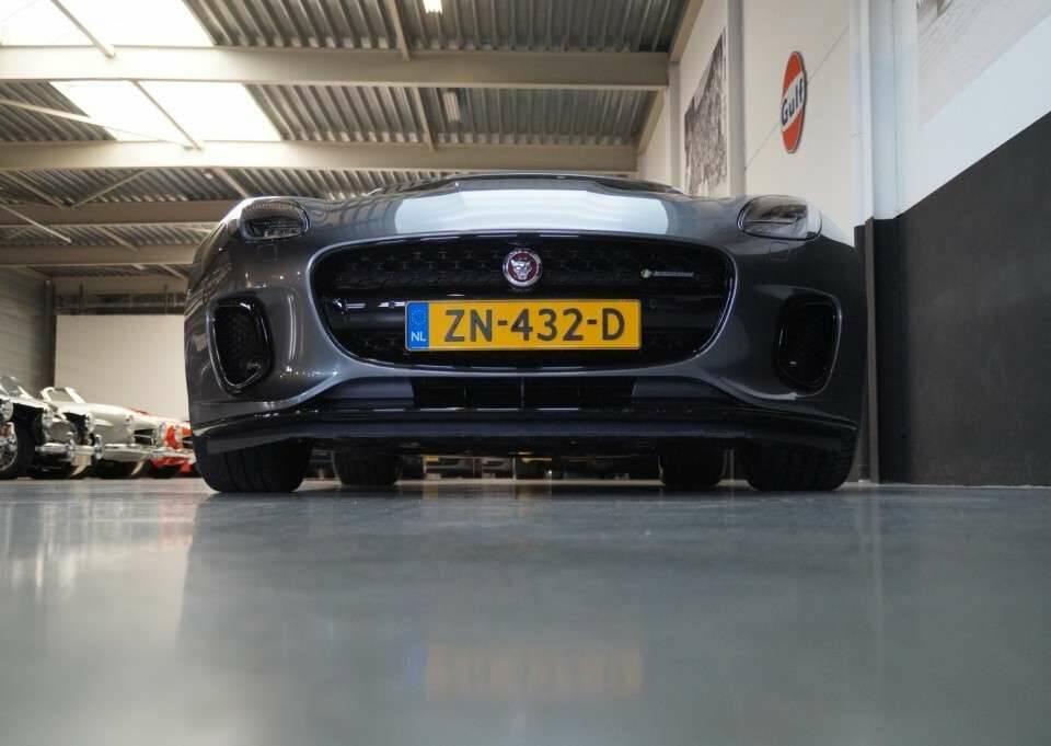 Image 25/50 of Jaguar F-Type (2019)