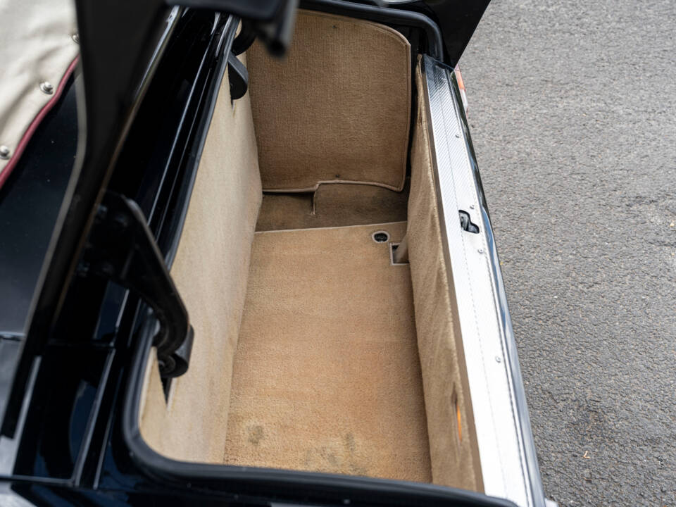 Immagine 31/32 di Aston Martin V8 Vantage Volante (1988)
