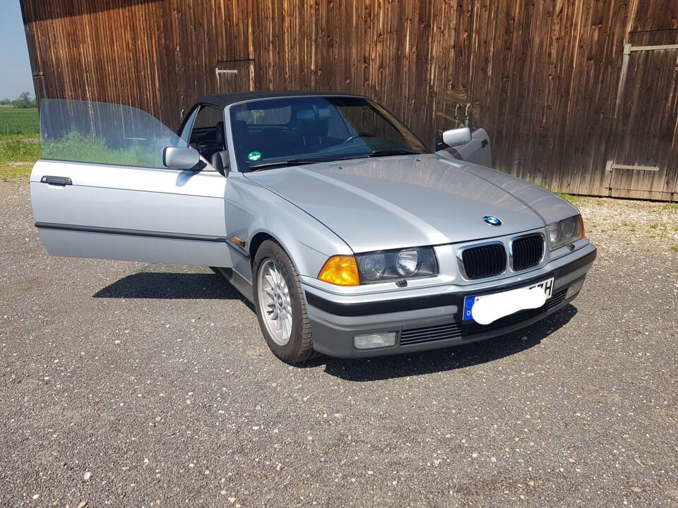 Image 3/11 de BMW 325i (1993)