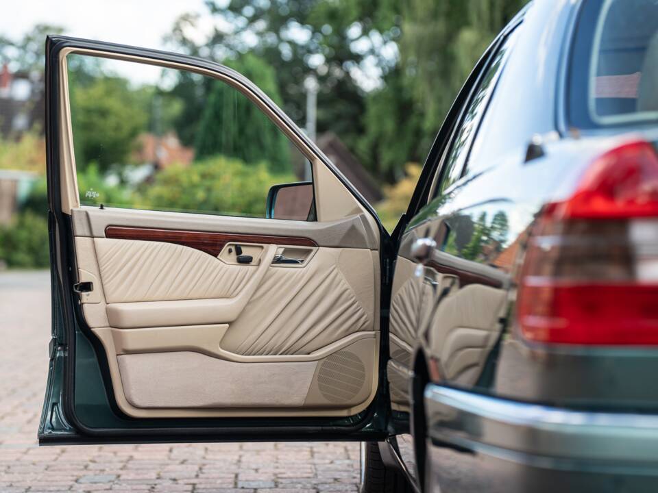 Bild 20/74 von Mercedes-Benz C 280 (1993)