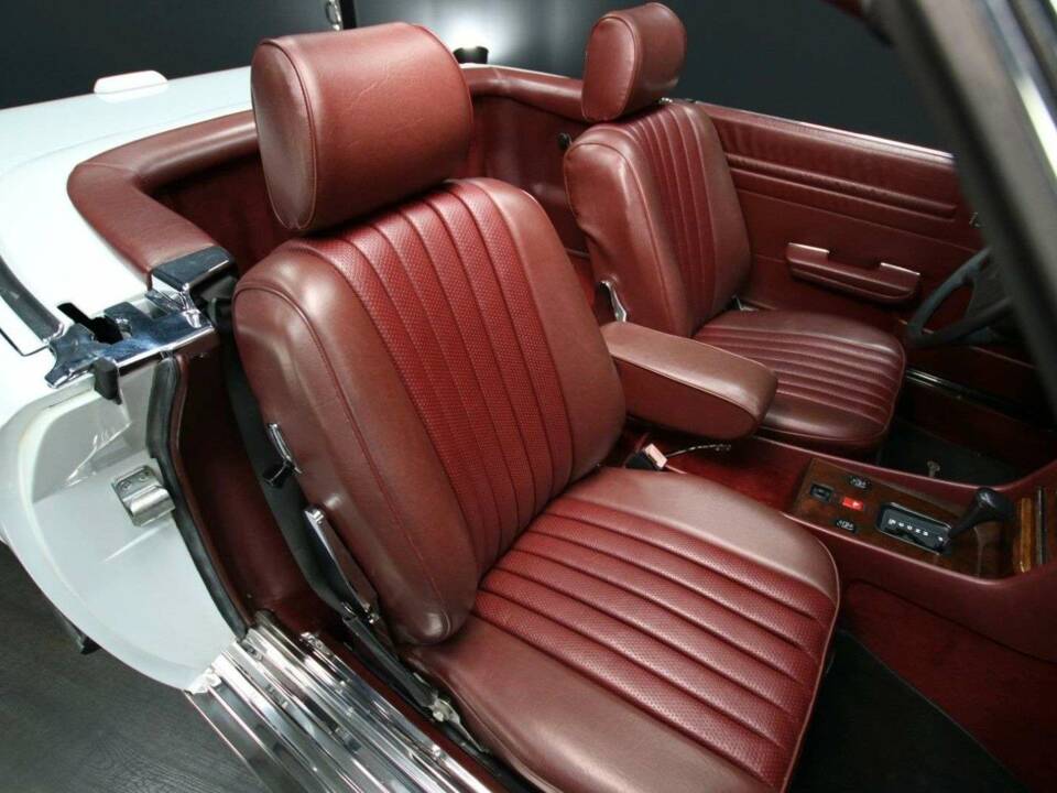 Image 18/30 of Mercedes-Benz 560 SL (1988)