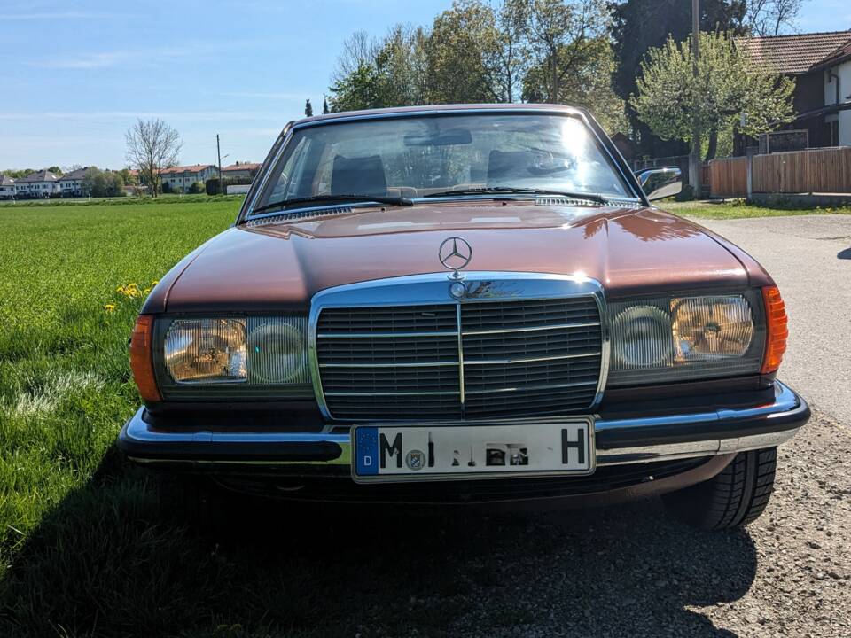 Image 2/20 of Mercedes-Benz 230 C (1978)