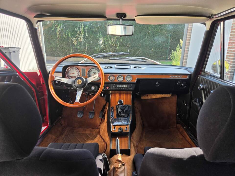 Image 43/50 of Alfa Romeo 2000 Berlina (1973)