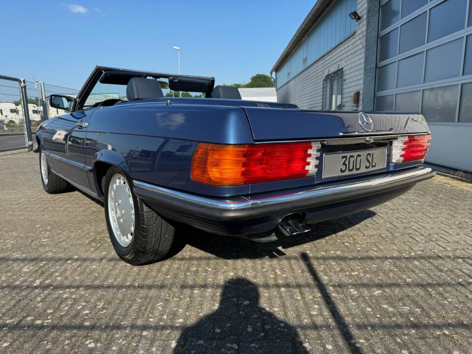 Image 16/21 of Mercedes-Benz 300 SL (1989)